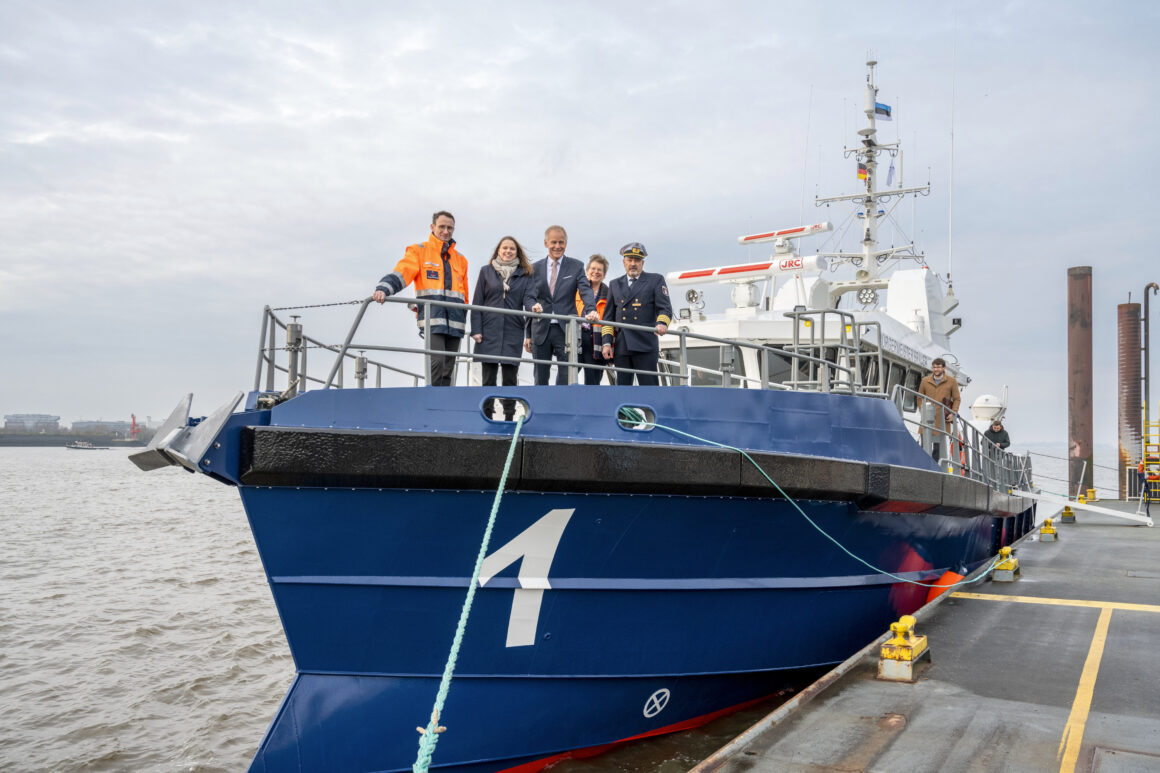 The hybrid police boat WS1 "Bürgermeister Brauer" arrived in the port of Hamburg.