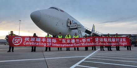 csm_celebrating_the_arrival_of_the_inaugural_b747-400_freighter_flight_at_east_midlands_airport___9ce495d486