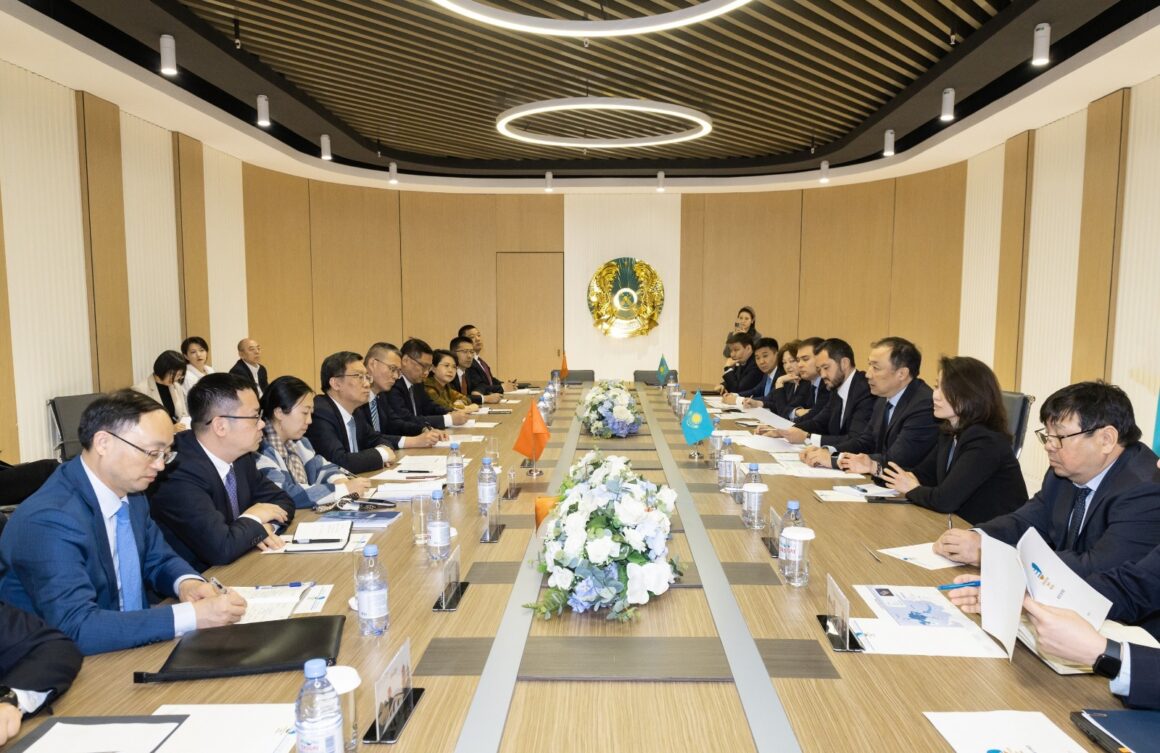 Intermodal JSC Kedentransservice and the Chinese Jinhua Group will build a logistics hub in Almaty. JSC Kedentransservice and the Chinese Jinhua Group will build a logistics hub in Almaty.