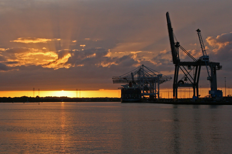 800_quaysidecraneswithviewofsunsetatsouthamptonport