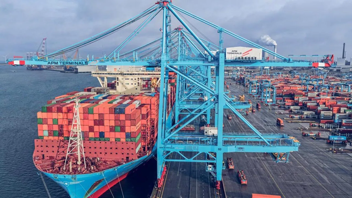 Maersk warns of risks in the Strait of Hormuz and logistics disruptions in Europe and the Middle East.